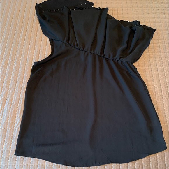 LUCKY BRAND ONE SHOULDER TOP WITH BEADED DETAIL ON RUFFLES - Picture 3 of 7